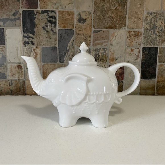 Vintage Corden Blue 32 Oz White Porcelain Elephant Teapot - Picture 2 of 7